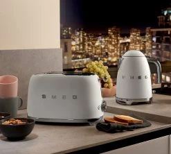 Bouilloire SMEG KLF03WHMEU Blanc Mat - 1.7L + Offre Cadeau -Café Boissons Magasin image smeg blanc mat 1