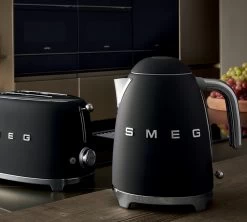 Bouilloire SMEG KLF03BLMEU Noir Mat - 1.7L + Offre Cadeau -Café Boissons Magasin nm