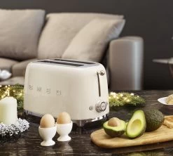 Grille-pain TSF02CREU 4 Tranches - Crème - SMEG -Café Boissons Magasin scene smeg creme